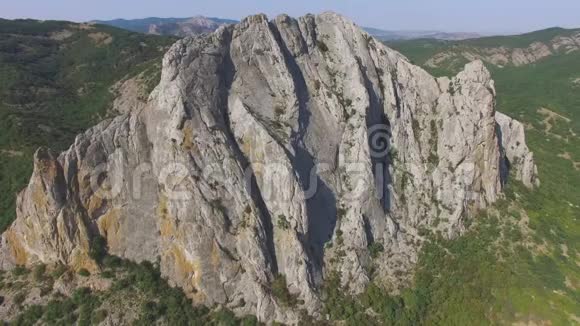 空中飞越岩石峭壁视频的预览图