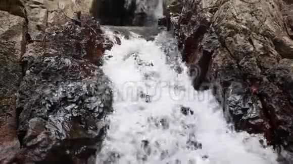 泰国热带森林的风景瀑布1920x1080视频的预览图