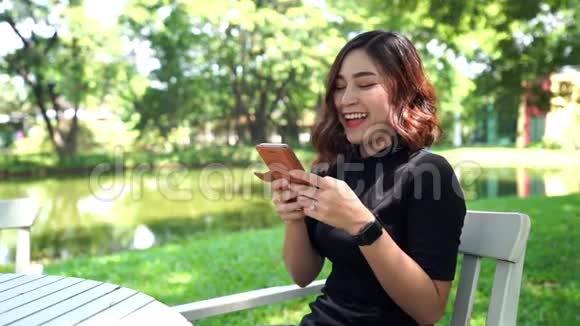 在公园里用智能手机的女人视频的预览图