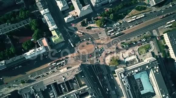 从空中俯视城市环形交叉路口的交通视频的预览图