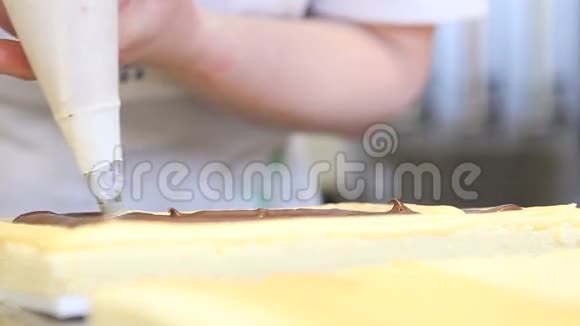 厨师手拿糕点袋馅糕视频的预览图