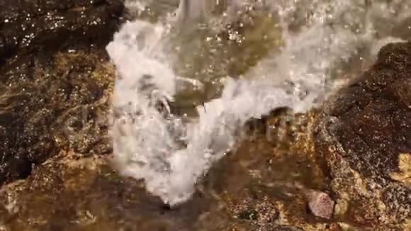 美丽的岩石海滩视频的预览图