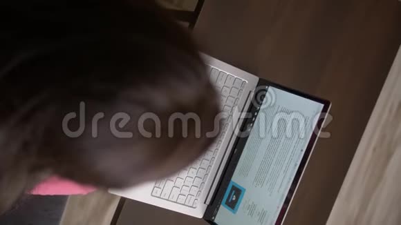 家里有笔记本电脑的女孩视频的预览图
