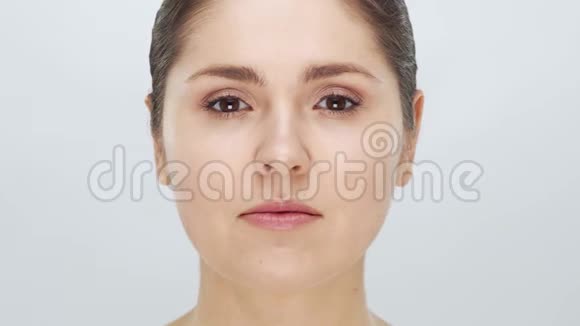 年轻漂亮自然金发女人的工作室肖像面部提升化妆品和化妆视频的预览图