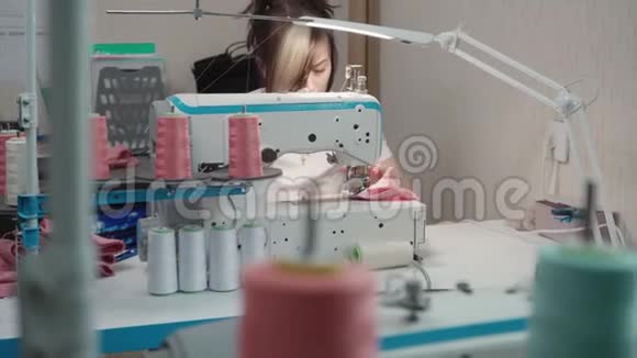 工作场所机器裁剪缝纫连衣裙视频视频的预览图