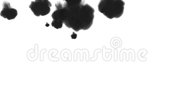 大量的流动乌云或烟雾墨水注入是孤立的白色在缓慢的运动书写墨水在水中流动英奇视频的预览图