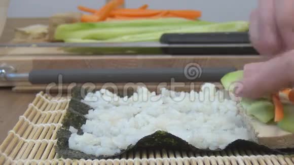 寿司卷做日本菜视频的预览图