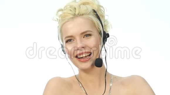 笑的女人在求助热线上交谈耳机电话营销积极的女性呼叫中心代理人在工作视频的预览图