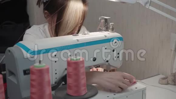 在工厂的机器上缝制衣服视频的预览图