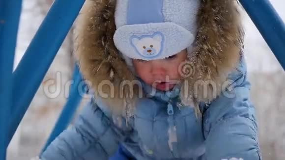 冬天一个快乐的小孩子在操场上玩耍视频的预览图