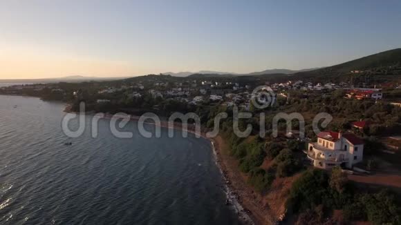 日落时的海滨和度假小镇希腊视频的预览图