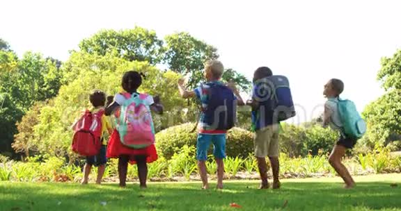 一群孩子在公园里跳在一起视频的预览图