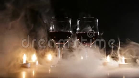 酒杯和在烟雾中燃烧的蜡烛视频的预览图