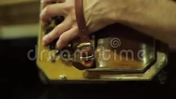 音乐家在酒吧里演奏手风琴基辅乌克兰视频的预览图
