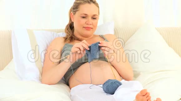 孕妇在编织视频的预览图