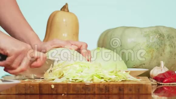 女手用刀切白菜蔬菜混合物用于烹饪蔬菜炖背景色4k视频的预览图