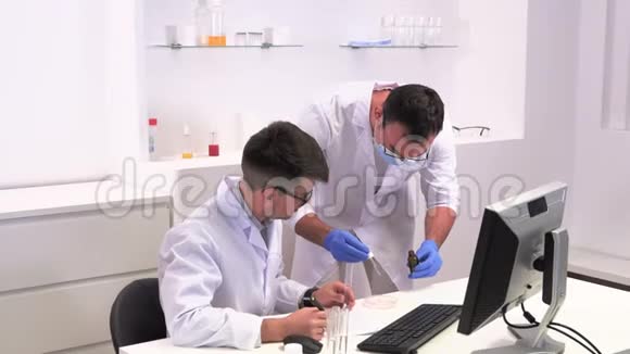 两名实验室工作人员研究微生物学视频的预览图