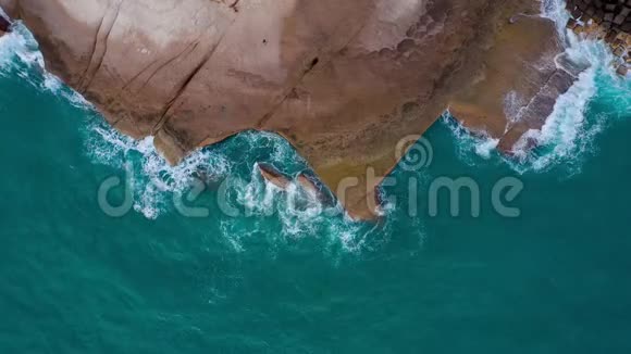 大西洋沙漠石质海岸的俯视图特内里费岛海岸空中无人驾驶飞机的海上镜头视频的预览图