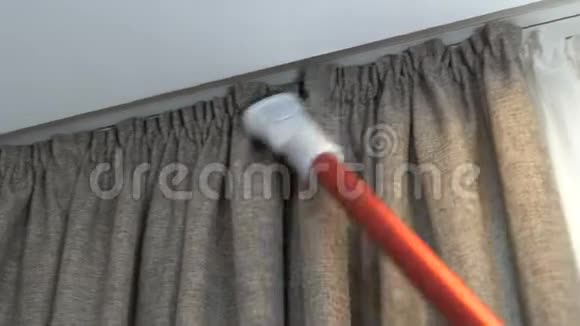 用吸尘器打扫房间视频的预览图