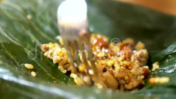 饮食观念素食主义香蕉叶中有蘑菇和花生的米饭中国菜视频的预览图