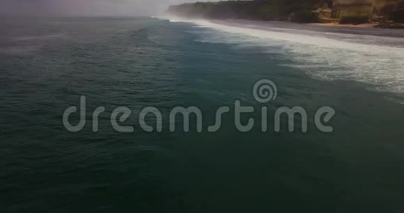 空中无人机4k镜头的海浪突破海岸印度尼西亚巴厘视频的预览图