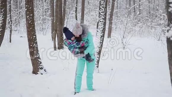 冬天妈妈和她漂亮的女儿视频的预览图