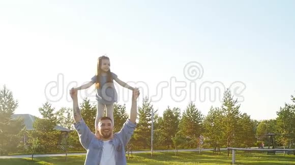 快乐的父亲和女儿玩得开心视频的预览图