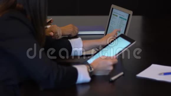 使用带有统计数据的平板电脑的商务会议视频的预览图