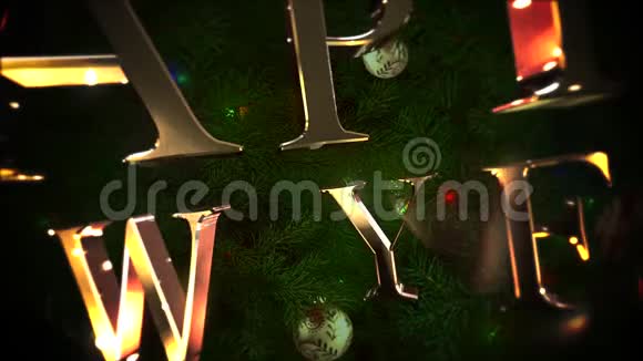 动画特写新年快乐彩色球和绿色树枝在闪亮的背景上视频的预览图