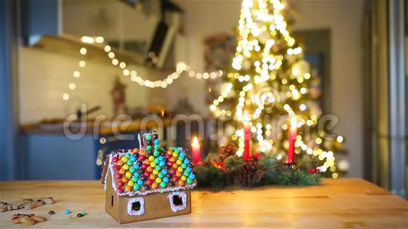 在一棵明亮的圣诞树背景上镶着花环的沙鼠仙屋视频的预览图
