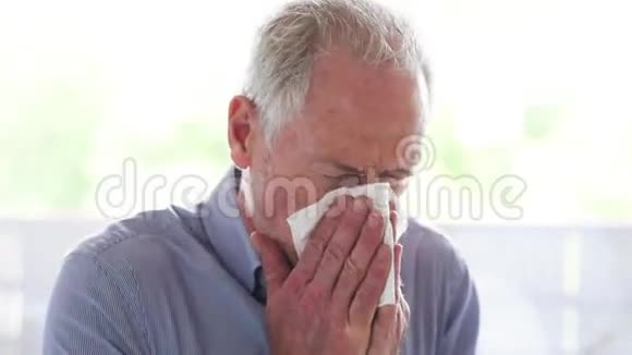 老人吹着鼻子视频的预览图