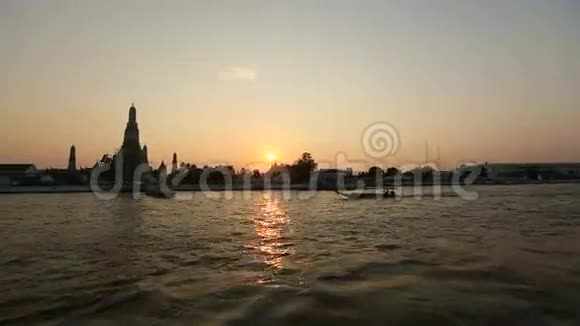 泰国曼谷ChaoPhraya河上的当地运输船旅行视频的预览图