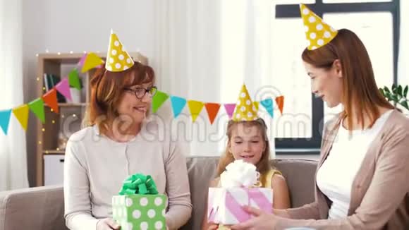 家庭聚会上带生日祝福的女孩视频的预览图