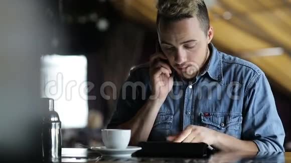 一个年轻人坐在酒吧里打电话视频的预览图