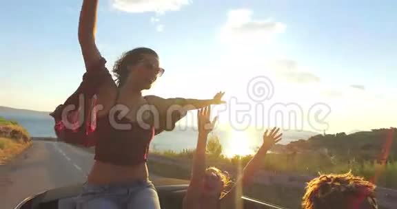 美丽的黑发女人和她的朋友坐在敞篷马车上视频的预览图