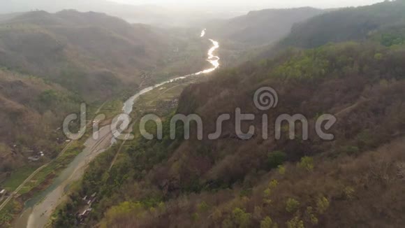 山峡谷中的河流视频的预览图