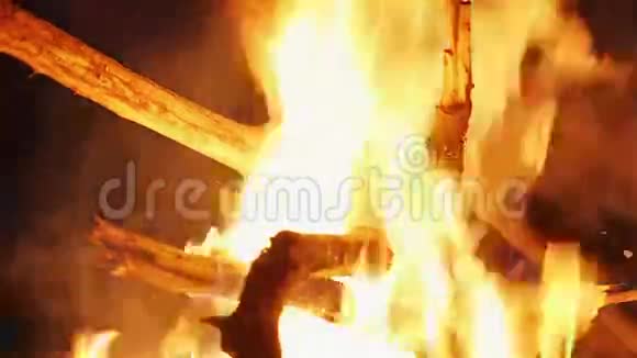 夜晚熊熊燃烧的篝火视频的预览图
