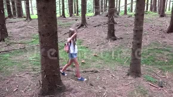 孩子在森林里散步孩子在山里女孩在野营探险视频的预览图