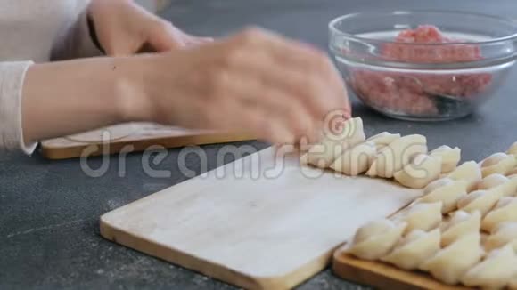 女人用肉馅包饺子特写的手视频的预览图