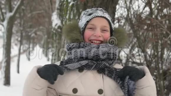 冬天快乐的女孩子视频的预览图