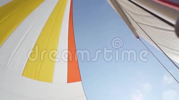 五彩帆在船上迎风飘扬视频的预览图