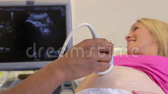 做超声波扫描的孕妇视频的预览图