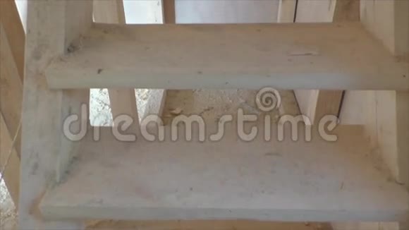 木制楼梯的制造视频的预览图