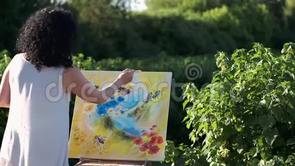 女画家在户外画彩色画视频的预览图