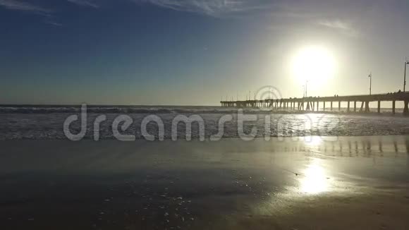 日落时加州马里纳德尔雷伊的威尼斯钓鱼码头视频的预览图