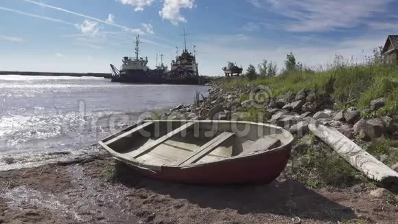 北海岸边的渔村渔民的老船和木屋俄罗斯芬兰湾视频的预览图