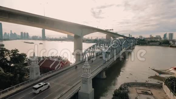 日落时分的桥空中影像视频的预览图