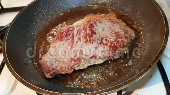煎锅里的牛肉牛排视频的预览图