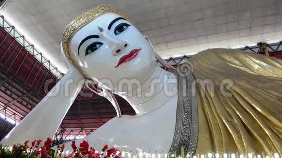 缅甸仰光2015年11月15日在最大的倒伏佛像上有崇拜者的沙赫塔特吉寺视频的预览图