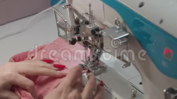 工厂机器上女性缝纫衣物视频视频的预览图
